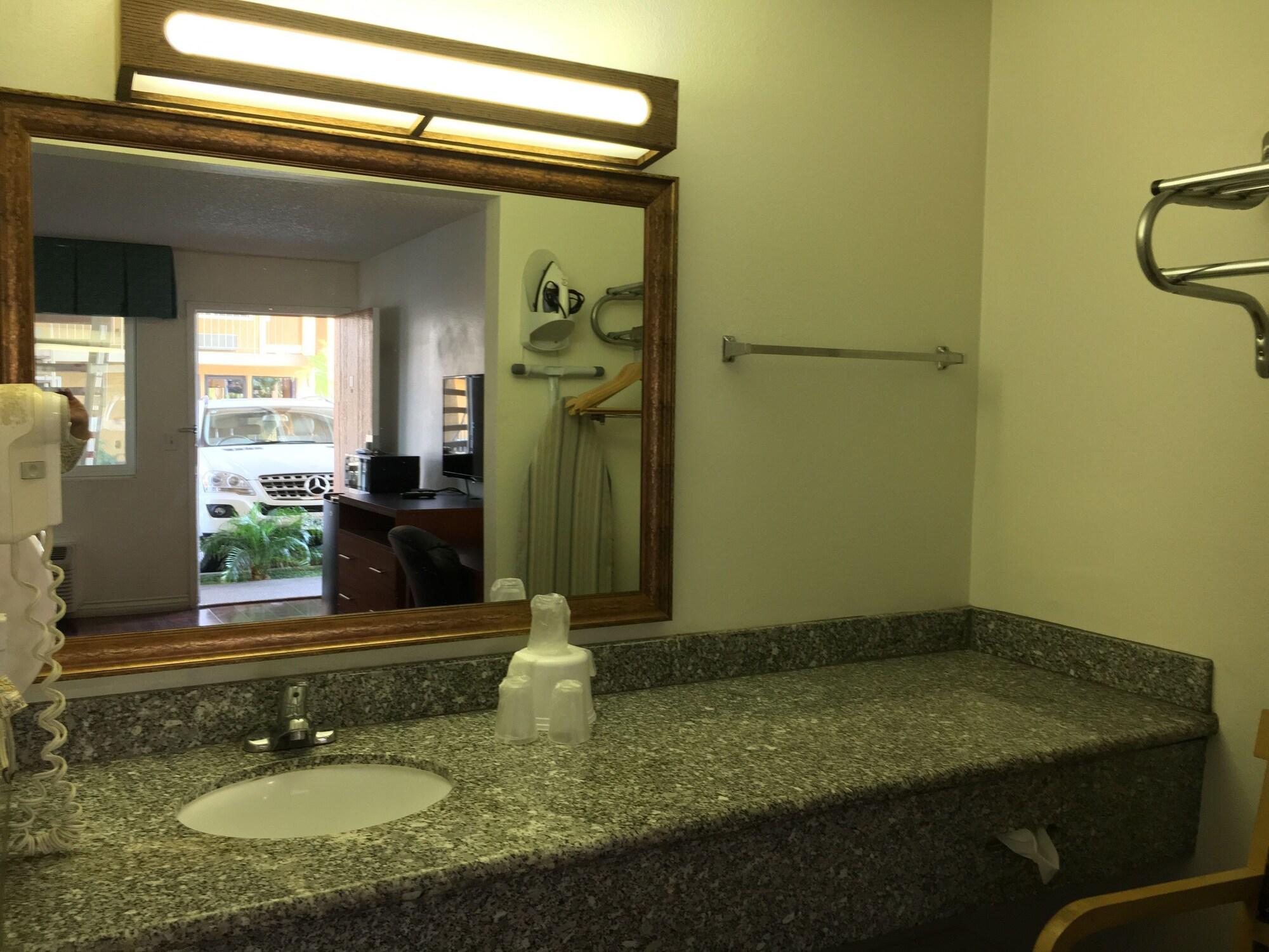 Riverside Inn & Suites Εξωτερικό φωτογραφία